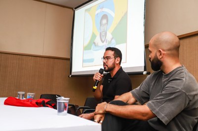 Bate-papo com o público contou com a apresentação de Jhonyson Nobre e Gleyson Borges. Foto: Jonatas Medeiros