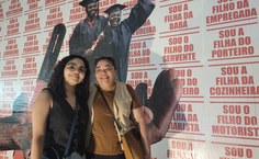 A filha, Anaitê Tapajoará, à esquerda, ao lado da mãe, Eulalia Maria, sentiram-se senbilizadas com a obra de Gleyson Borges. Foto: Guilherme Honório