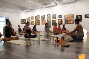 “Yoga na Pina” promove encontro entre arte e bem-estar na Pinacoteca da Ufal